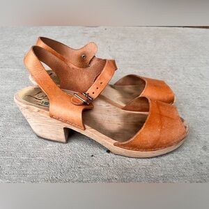 Lotta From Stockholm Leather Peeptoe Clogs Heels in natural tan